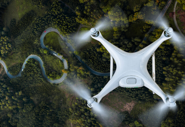 Il drone è una risorsa importantissima per i rilievi e il monitoraggio ambientale. Con il drone è possibile rilevare e catalogare ampie zone di territorio, risparmiando tanto tempo. Foto: © shutterstock Il drone è una risorsa importantissima per i rilievi e il monitoraggio ambientale. Con il drone è possibile rilevare e catalogare ampie zone di territorio, risparmiando tanto tempo. Foto: © shutterstock