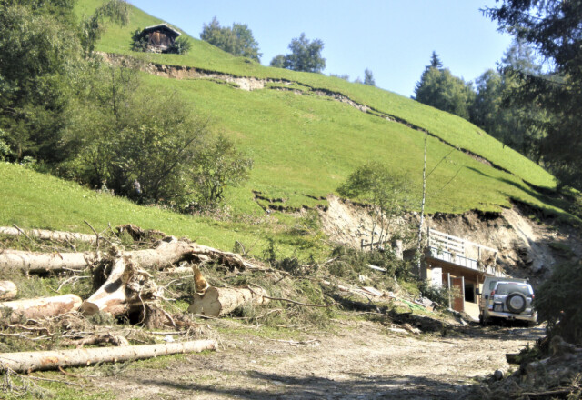 Frane in terra di grandi dimensioni – Definizione delle necessarie indagini, modellazione della situazione e definizione degli interventi di stabilizzazione. Foto: © Geo3 Frane in terra di grandi dimensioni – Definizione delle necessarie indagini, modellazione della situazione e definizione degli interventi di stabilizzazione. Foto: © Geo3