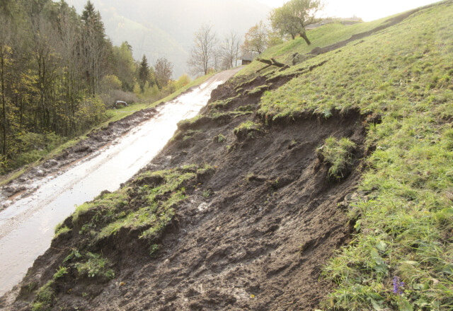 Dissesti del ciglio stradale – Definizione delle problematiche e definizione dei necessari interventi. Foto: © Geo3 Dissesti del ciglio stradale – Definizione delle problematiche e definizione dei necessari interventi. Foto: © Geo3