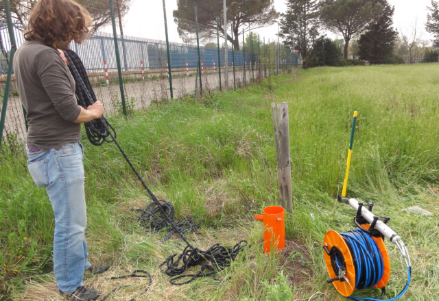 Esecuzione di indagini sismiche in foro (Downhole). Foto: © Geo3 Esecuzione di indagini sismiche in foro (Downhole). Foto: © Geo3