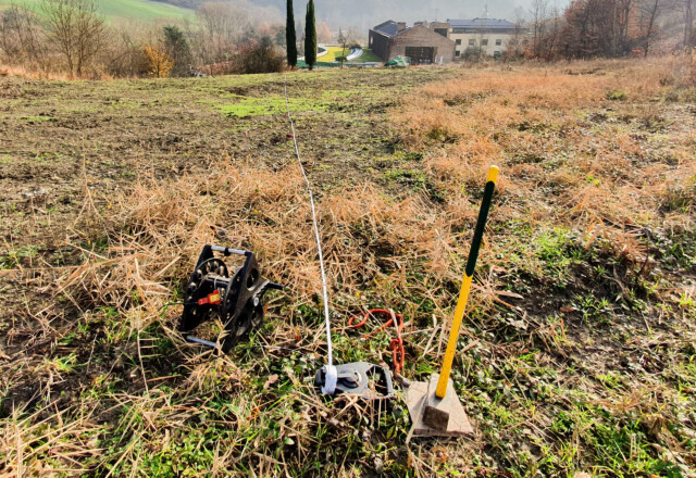 Esecuzione di indagini sismiche e/o geoelettriche su stendimenti. Foto: © Geo3 Esecuzione di indagini sismiche e/o geoelettriche su stendimenti. Foto: © Geo3