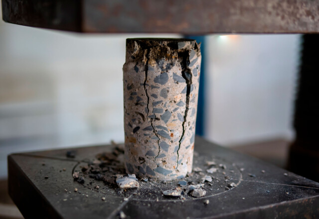 Sondaggio geognostico – Prova di resistenza alla compressione. Foto: © shutterstock Sondaggio geognostico – Prova di resistenza alla compressione. Foto: © shutterstock