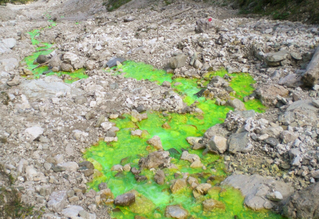 Färbversuch mit Uranin-Tracer in Bächen, um den eventuellen Einfluss auf Quellen zu bestimmen. Foto: © Geo3 Färbversuch mit Uranin-Tracer in Bächen, um den eventuellen Einfluss auf Quellen zu bestimmen. Foto: © Geo3