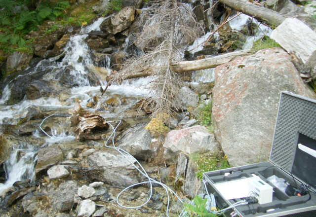 Messung von Schüttung, Leifähigkeit und Temperatur von alpinen Bächen. Foto: © Geo3 Messung von Schüttung, Leifähigkeit und Temperatur von alpinen Bächen. Foto: © Geo3