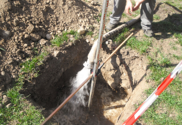 Sickerversuch, um die Durchlässigkeitsparameter des Bodens zu bestimmen. Foto: © Geo3 Sickerversuch, um die Durchlässigkeitsparameter des Bodens zu bestimmen. Foto: © Geo3